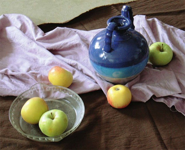 陶罐、玻璃碗与水果图片